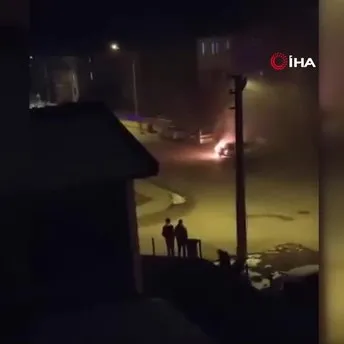 Erzincan’da araç alev alev yandı