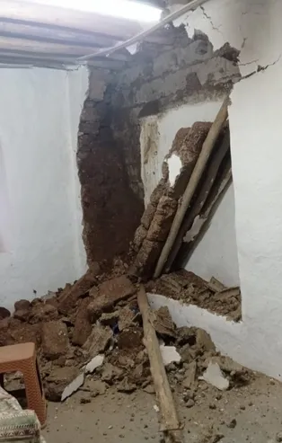 Ölümden döndüler! Kar evin duvarını çökertti