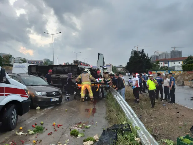Maltepe'de zincirleme kaza! 8 araç birbirine girdi, ortalık savaş alanına döndü-1