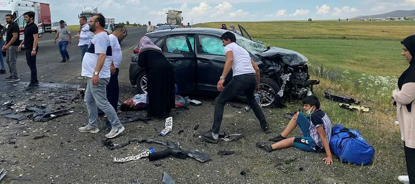 Kars'ta feci kaza! İki otomobil kafa kafaya çarpıştı: 9 yaralı-1