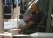 Metrobüste şoke eden görüntüler! Kimseye aldırmadan sigara içti!