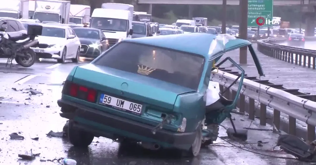 TEM Otoyolu’nda kaza: Otomobil ikiye bölündü