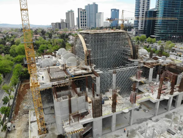 buyukdere-caddesinde-yapimi-devam-eden-levent-cami-havadan-goruntulendi-1620373661871.jpg