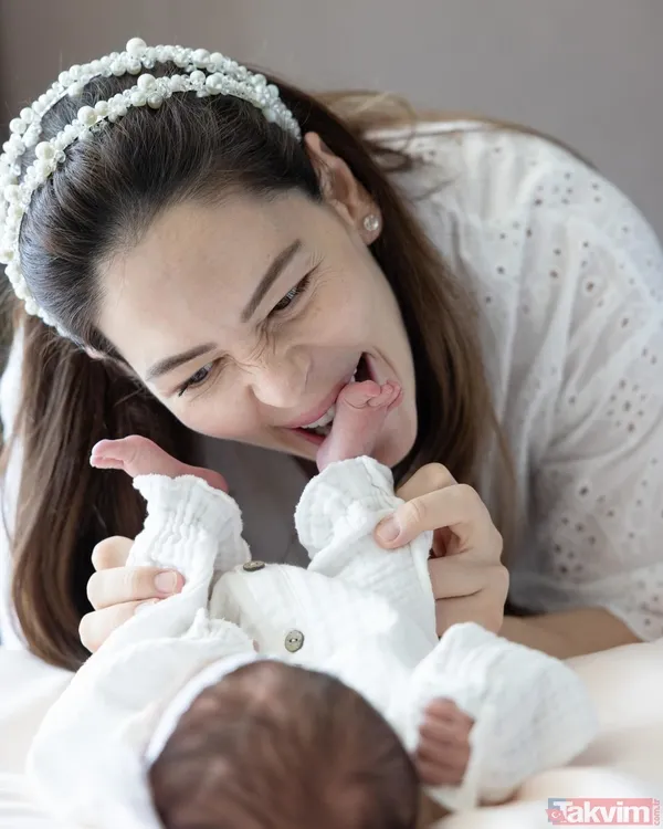 Minik kızını ilk kez paylaştı! 6 gün önce anne olan Yıldız Çağrı Atiksoy’dan çekirdek aile paylaşımı! İlk yorum Esra Erol ve Özge Törer’den... - 17