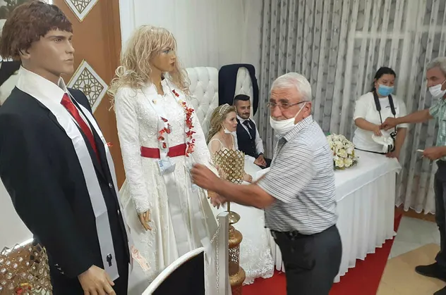 Bunu da gördük! Tekirdağ'da takılar gelin-damat yerine cansız mankenlere takıldı