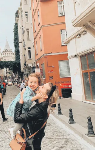 Radamel Falcao’nun eşi Lorelei Taron, İstanbul’u karış karış geziyor! Galata Kulesi...