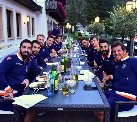 Arda Turan ile Berkay kavga etti! Arda Turan Berkay'ın burnunu kırdı-8