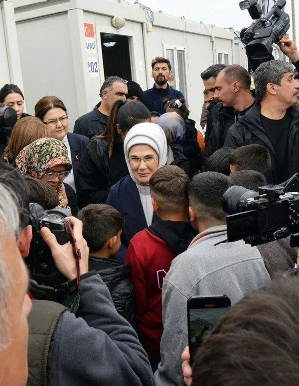 emine-erdogan-gaziantepte-depremzedelerle-bir-araya-geldi-1677337887790.jpeg