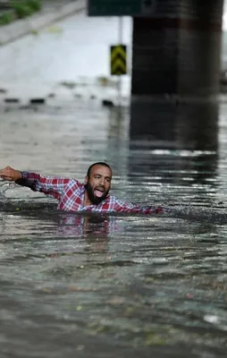 Selden yüzerek kurtuldu