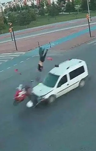 Konya'da kırmızı ışıkta geçen sürücü dehşet saçtı