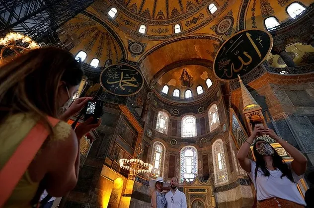 Ayasofya Camii'nde yeni dönem! Girişlerde kıyafet düzenlemesi getirildi