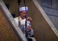 Son dakika: Ayasofya Camiinde ilk hutbede dikkat çeken kılıç detayı: Yeşil sancaklar minbere asıldı