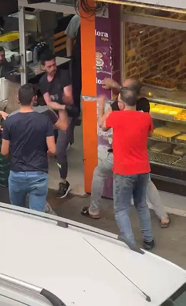 yemek-yedigi-lokantada-hesabi-odemedi-sopali-yumruklu-kavga-cikti-1656048200130.jpg Yemek yediği lokantada hesabı ödemedi! Sopalı yumruklu kavga çıktı-3