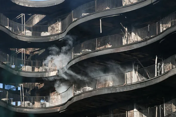 İzmir'in Narlıdere ilçesindeki Folkart sitesinde yangın! 8 saat sonunda kontrol altına alındı: Daireler küle döndü-13