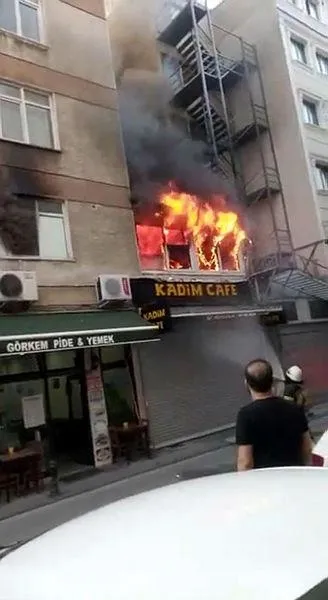 Son dakika: Kadıköy'de 4 katlı bina alevler içinde kaldı! 1 ölü