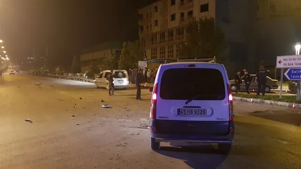 Manisa'da korkunç kaza! Araç bariyerin üzerinde süreklenip su kanalına düştü-1