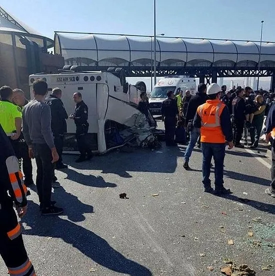 İzmir'de üzücü kaza! Down sendromlu çocukları taşıyan midibüs devrildi-1