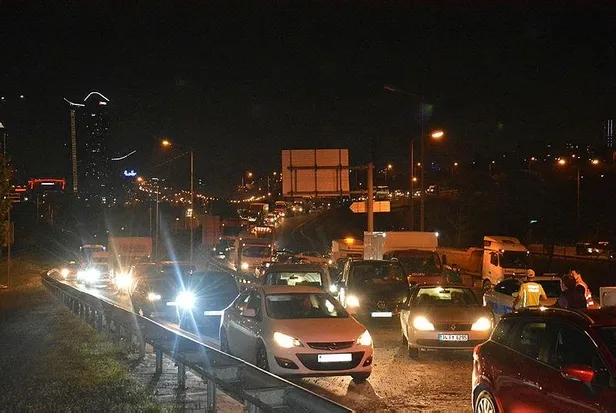 istanbul-kagithanede-hafriyat-kamyonu-devrildi-1-yarali-1623365242016.jpeg İstanbul Kağıthane'de hafriyat kamyonu devrildi! 1 yaralı-3