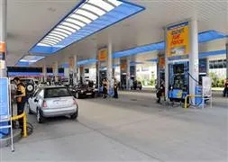 Opet benzin fiyatlarını düşürüyor