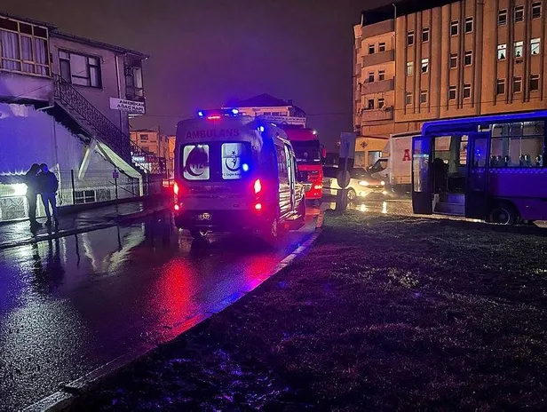 Sakarya'da 2 halk otobüsü, kamyonet ve otomobilin karıştığı kazada can pazarı yaşandı-2