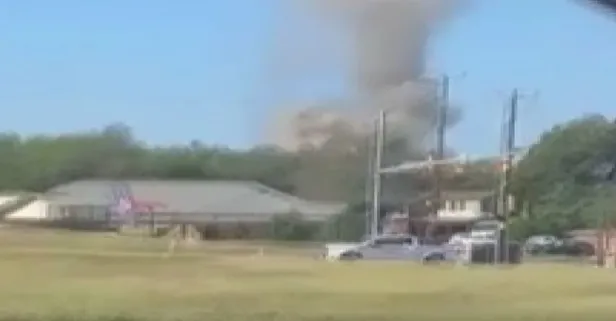 ABD'de askeri eğitim uçağı evlerin üzerine düştü! Yaralılar var