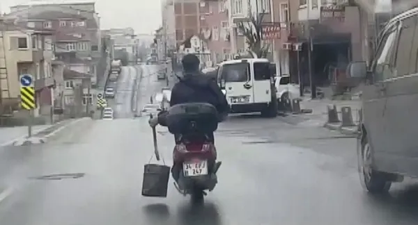 istanbulda-tehlikeli-yolculuk-kamerada-bir-eliyle-motosiklet-kullandi-diger-eliyle-koz-kovasi-tasidi-1617691337446.jpg İstanbul'da tehlikeli yolculuk kamerada! Bir eliyle motosiklet kullandı diğer eliyle köz kovası taşıdı-5