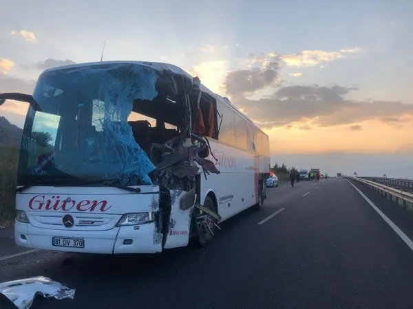 karsi-seride-gecen-tir-otobusle-kafa-kafaya-carpisti-2-olu-6si-agir-20-yarali-1687324071478.jpeg