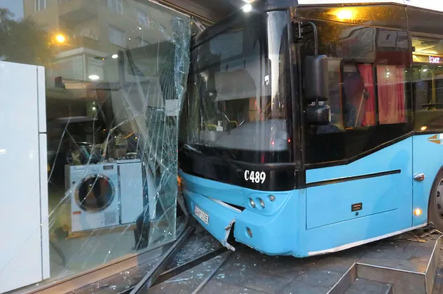 İstanbul'da facia ucuz atlatıldı! Freni boşalan özel halk otobüsü dehşet saçtı