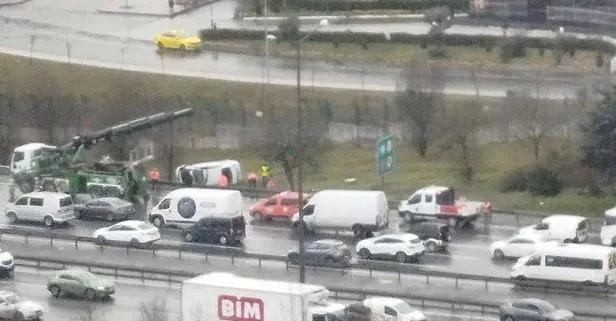 TEM'de kaza! Araç takla atarak bariyerleri aştı