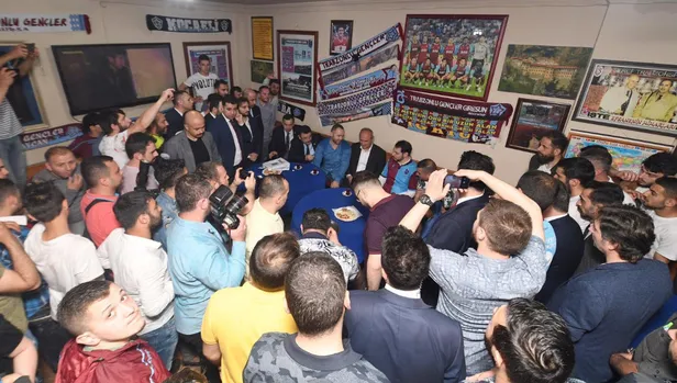 Bakan Berat Albayrak formayı giydi Trabzonlu gençlerle bir araya geldi - 4