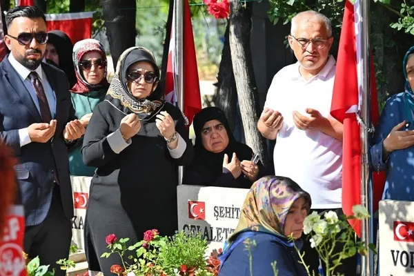 icisleri-bakani-ali-yerlikayadan-15-temmuz-sehitligine-ziyaret-1689407163248.jpeg İçişleri Bakanı Ali Yerlikaya'dan 15 Temmuz şehitliğine ziyaret-2