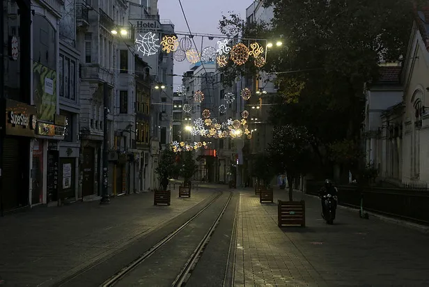 kisitlamanin-ikinci-gununde-meydanlar-ve-yollar-bos-kaldi-1607234164957.jpg