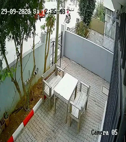 hirsizlardan-biri-ceketiyle-basini-kapatip-soygunu-gerceklestirdi-1601477098091.jpg Hırsızlardan biri ceketiyle başını kapatıp soygunu gerçekleştirdi-2