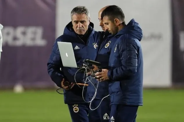 Fenerbahçe teknik direktörü Ersun Yanal'dan antrenmana damga vuran hamle!