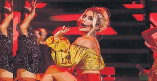 İlişkiyi mesaj mı bitirdi? İrem Derici, adının aşk dedikodularına karıştığı Cem Belevi'yi Instagram'dan sildi