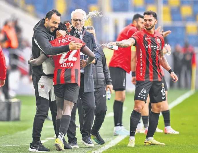 Gençler üçledi Demirel gitti