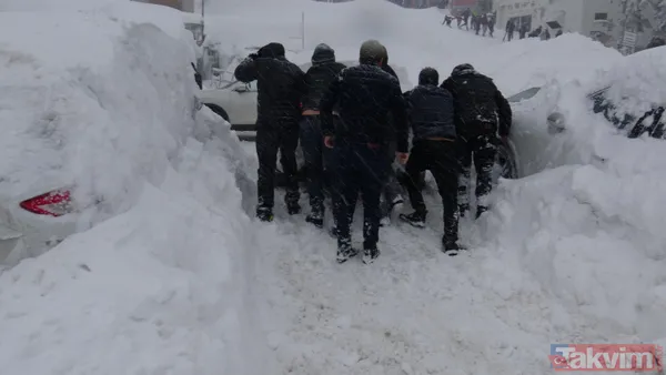 Uludağ'da araçlar kar altında kayboldu! Sürücüler jandarmadan yardım istedi - 14