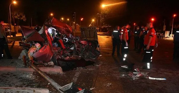 Adana’da otomobil ile midibüs çarpıştı: 2 ölü, 4 yaralı