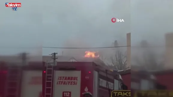 Küçükçekmece’de korkutan çatı yangını