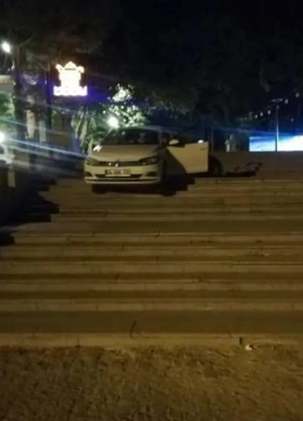 Alkollü sürücünün navigasyonla imtihanı! Merdivende asılı kaldı-4