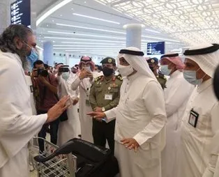 7 ay sonra ilk! Yurt dışından gelen ilk umre grubu Suudi Arabistan'a ulaştı