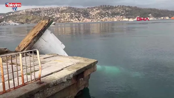 İstanbul'da fırtına deniz fenerini devirdi! - Video