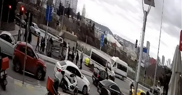 Kartal'da servis minibüsüyle çarpışan otomobil devrildi
