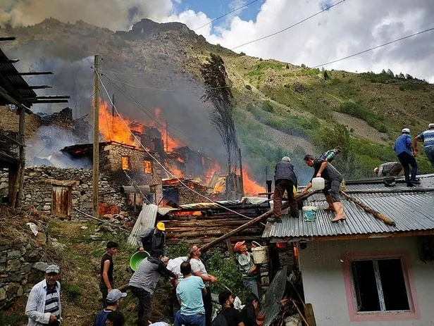 Son dakika: Artvin'in Yusufeli ilçesindeki yangın kontrol altına alındı! Yaklaşık 20 ev kullanılamaz hale geldi-2