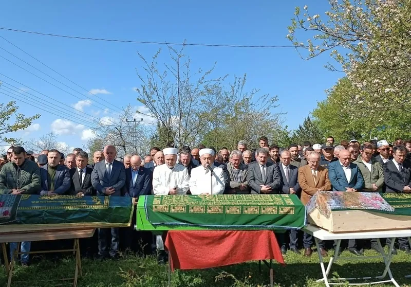 Heyelanda hayatını kaybeden baba ve kızları toprağa verildi (DHA)