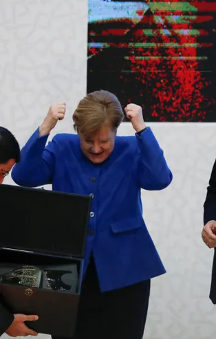 Başkan Erdoğan'dan Merkel'i "şaşırtan" hediye! Tepkisi dikkatlerden kaçmadı