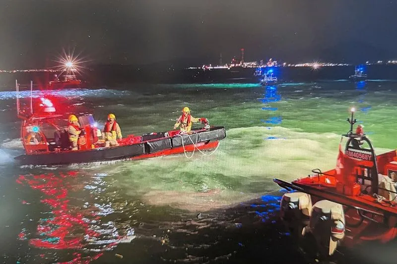 Hong Kong'a inişi sırasında pistten çıkan kargo uçağı denize sürüklendi. (AFP)