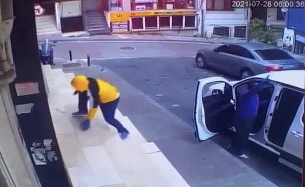 mecidiyekoyde-akil-almaz-anlar-supurgeyle-hirsizlari-kovalayip-kacirdi-1659015102718.jpg Mecidiyeköy’de akıl almaz anlar: Hırsızları süpürgeyle kovaladı-3