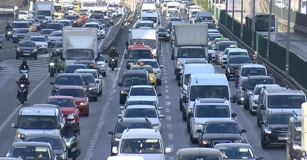 İstanbul'da yağış sonrası trafik kilitlendi | YOL DURUMU