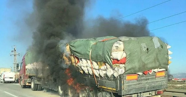 Yer: Manisa Alaşehir... Seyir halindeki hayvan yemi yüklü TIR’da yangın çıktı